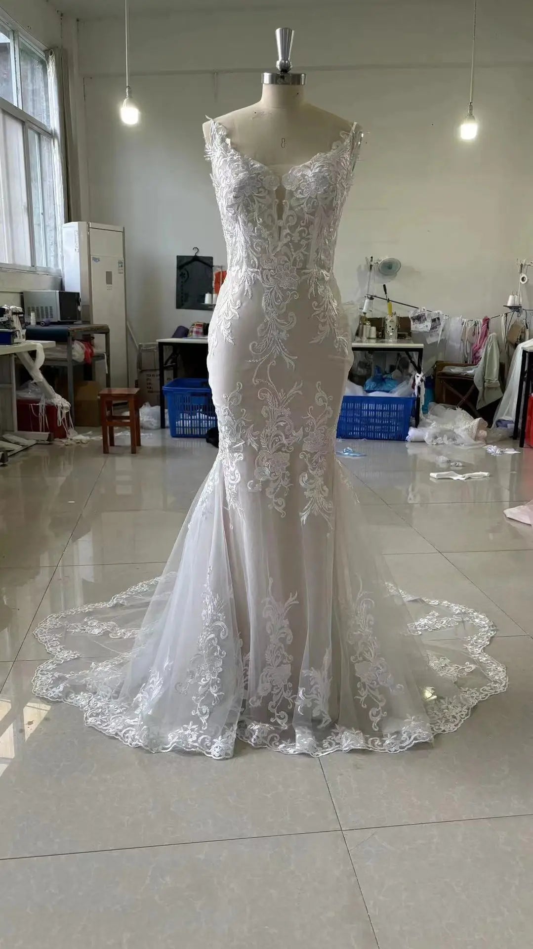 Customized Lace V-Neck Wedding Dress with Court Train Elegant Wedding Dress Appliques Bridal Gown Vestido De Noiva